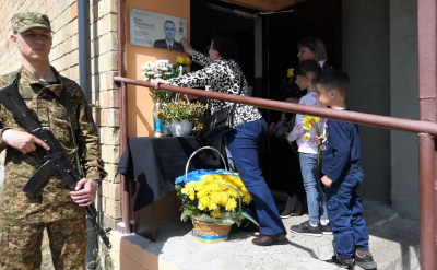 У Гостомелі відкрили меморіальну дошку на честь загиблого воїна (ФОТО)