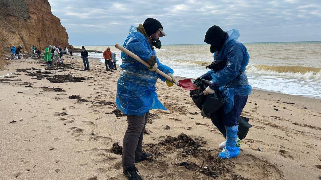 Эколог предупредил о возможной опасности Черного моря для людей из-за выброса мазута.