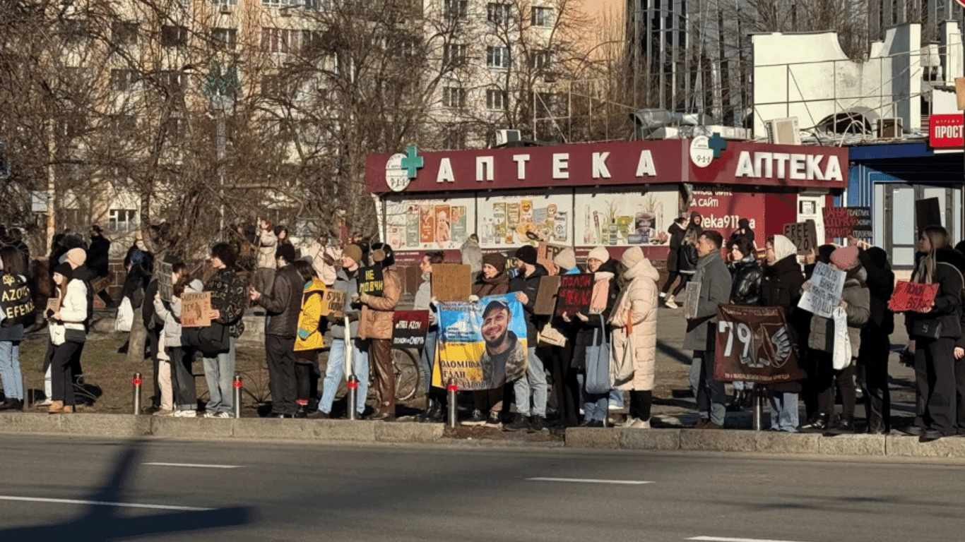 В Киеве состоялась акция в поддержку военнопленных — смотрите фото.