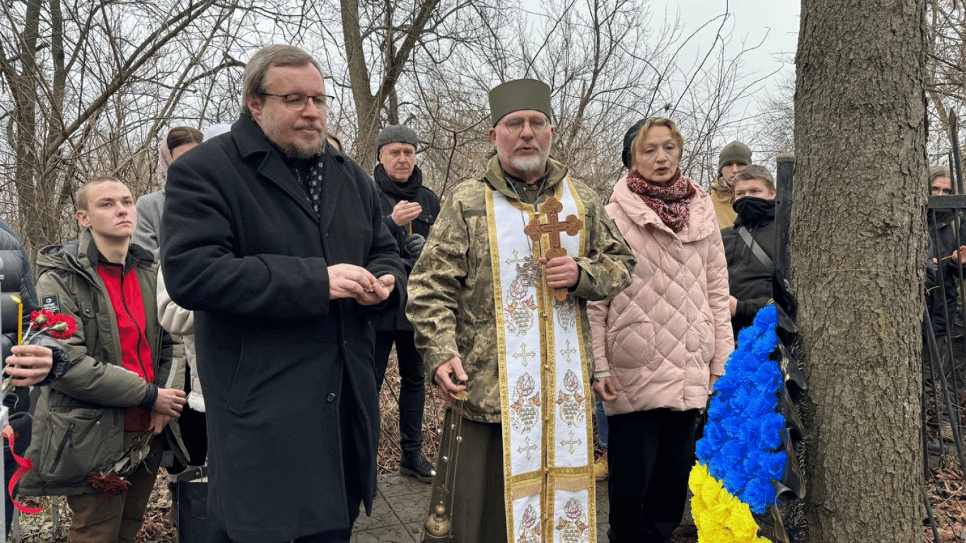 В Харькове почтили память Героев Крут — смотрите фоторепортаж.