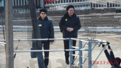 «Сечин указал на сумку и предложил ее взять»