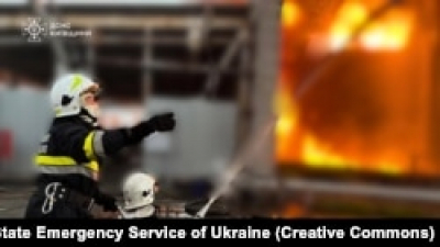 ДСНС: на Київщині рятувальники продовжують гасити пожежу, яка виникла через вчорашню атаку РФ